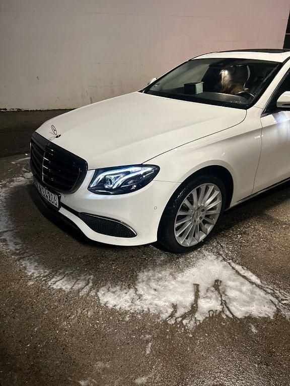 Weiß Gebraucht 2016 Mercedes 200 Limousine | 17.500 € - Bild 1/4