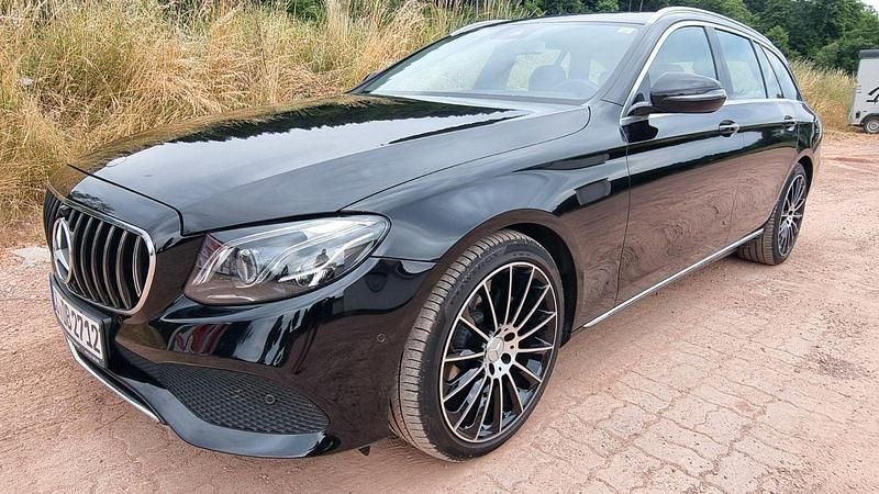 Schwarz Gebraucht 2016 Mercedes E220 Avantgarde Kombi | 21.300 € (Fairer Preis) - Bild 1/4
