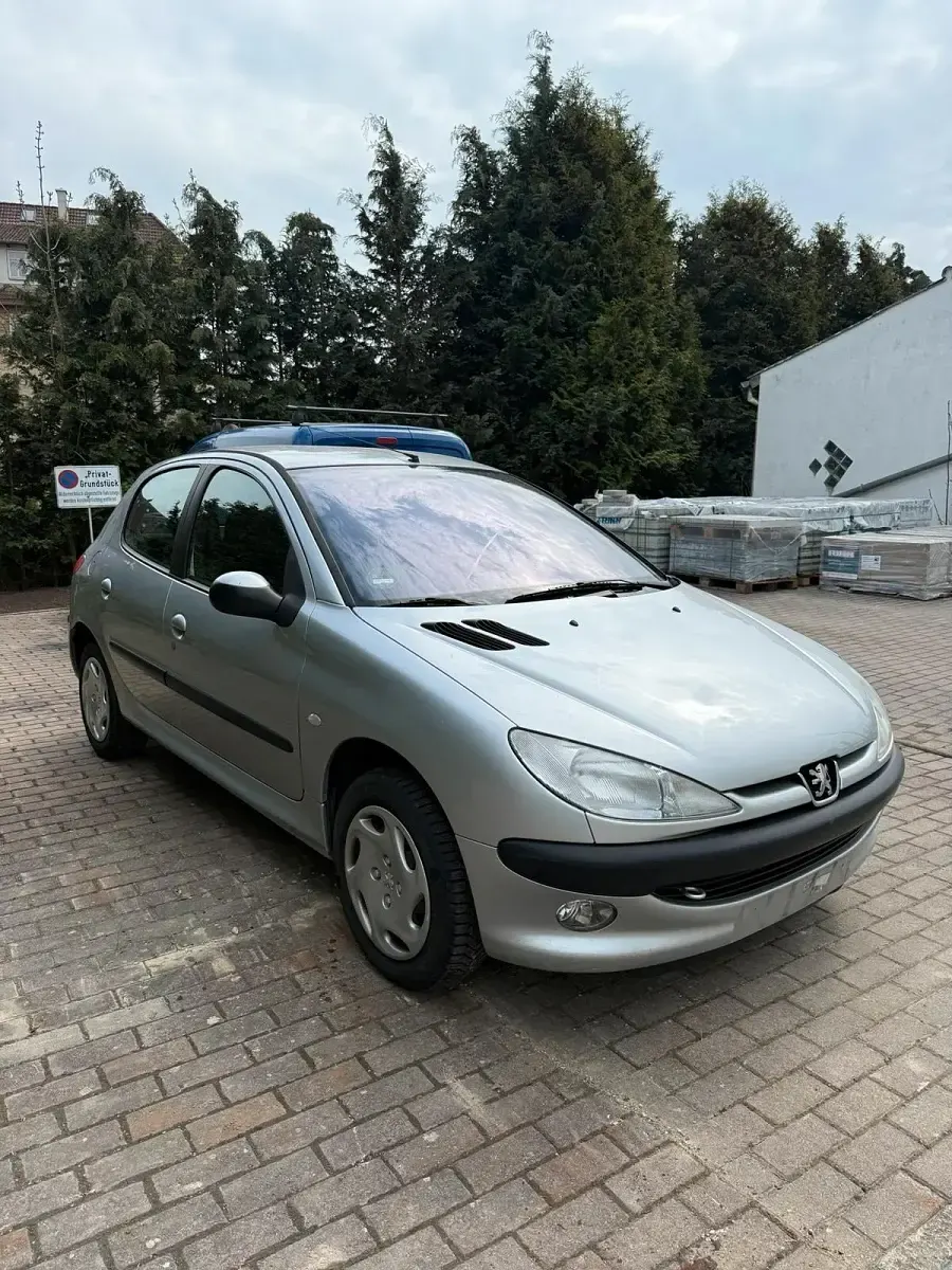 Gebraucht Peugeot 206 60 PS (44 kW) 2004 Silber Limousine