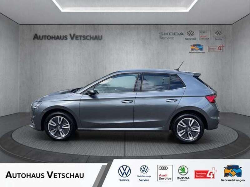 Graphite grau (grau) Gebraucht 2024 Skoda Fabia Style Limousine | 22.660 € (Fairer Preis) - Bild 1/4
