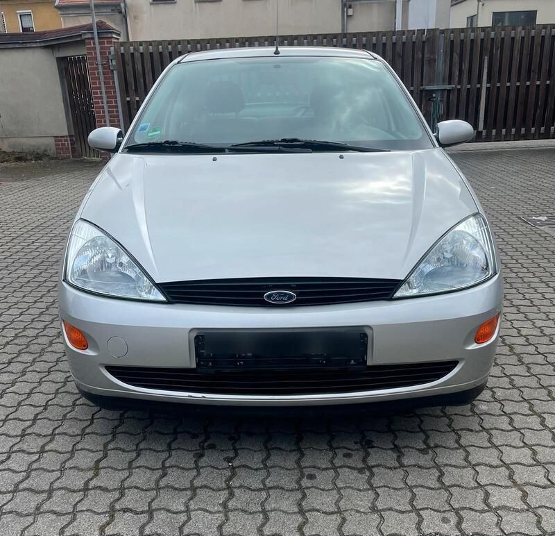 Silber Gebraucht 2001 Ford Focus Ghia Limousine | 1.350 € (Guter Preis) - Bild 1/4