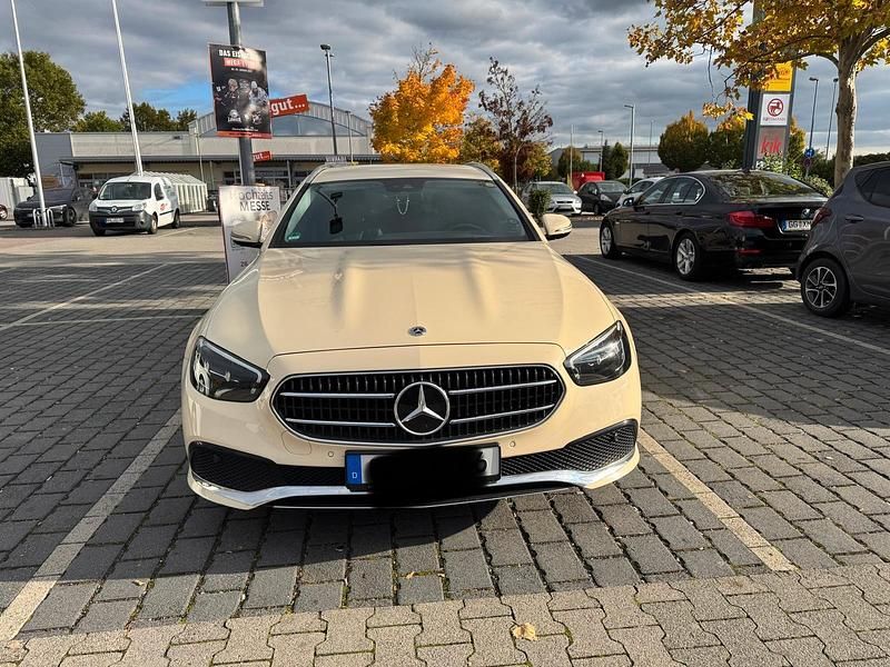 Beige Gebraucht 2023 Mercedes E220 Kombi | 35.800 € (Teuer) - Bild 1/4