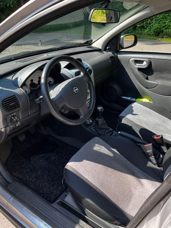Używany Opel Corsa 80 KM (58 kW) 2006 Srebrny Hatchback