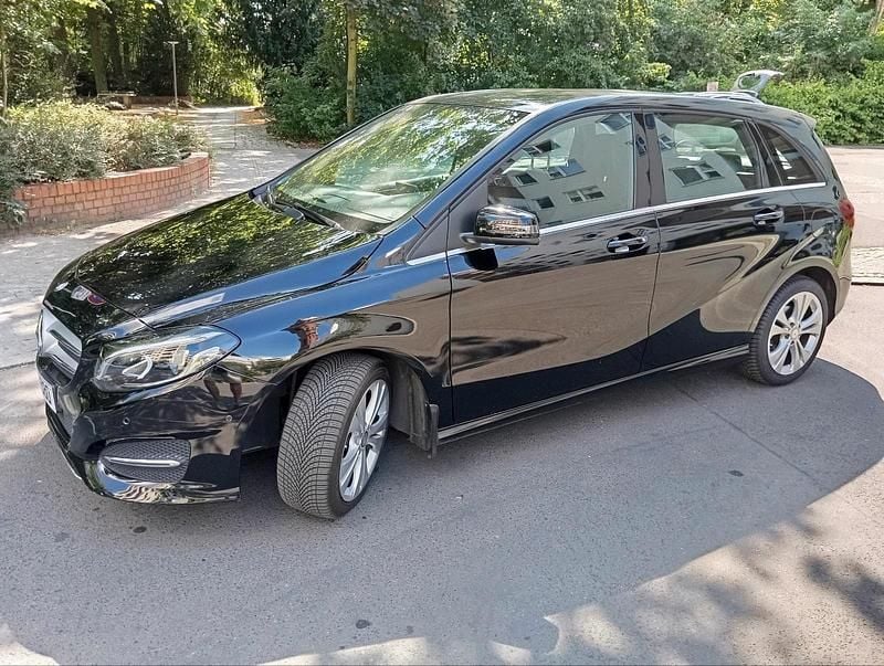 Schwarz Gebraucht 2016 Mercedes B180 Van / Kleinbus | 14.500 € (Guter Preis) - Bild 1/4