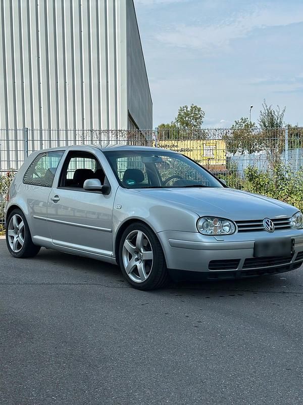 Silber Gebraucht 2000 VW Golf IV Kleinwagen | 5.900 € - Bild 1/4