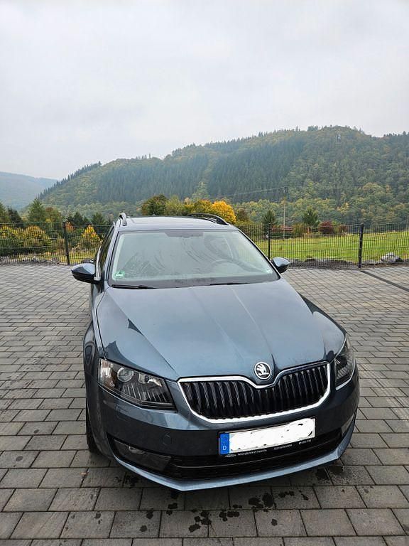 Grau Gebraucht 2016 Skoda Octavia Joy Kombi | 9.990 € (Fairer Preis) - Bild 1/4