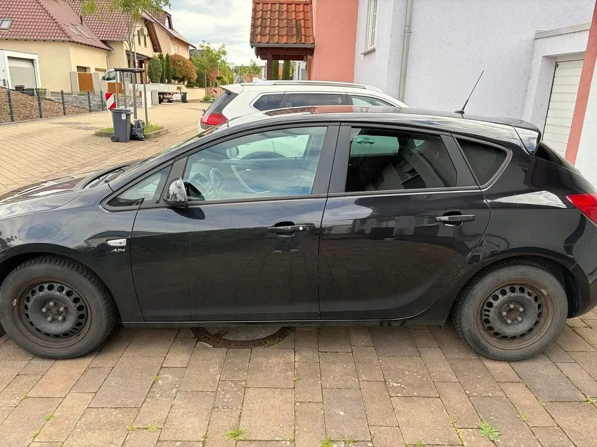 Gebraucht Opel Astra Active 101 PS (74 kW) 2013 Schwarz Kombi
