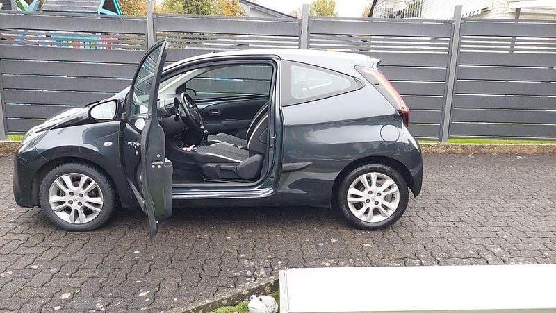 Grau Gebraucht 2018 Toyota Aygo Kleinwagen | 6.990 € (Guter Preis) - Bild 1/4