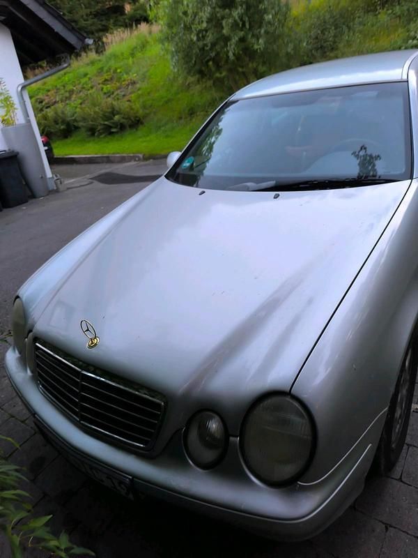 Silber Gebraucht 2000 Mercedes CLK200 Coupé | 1.400 € (Superpreis) - Bild 1/4