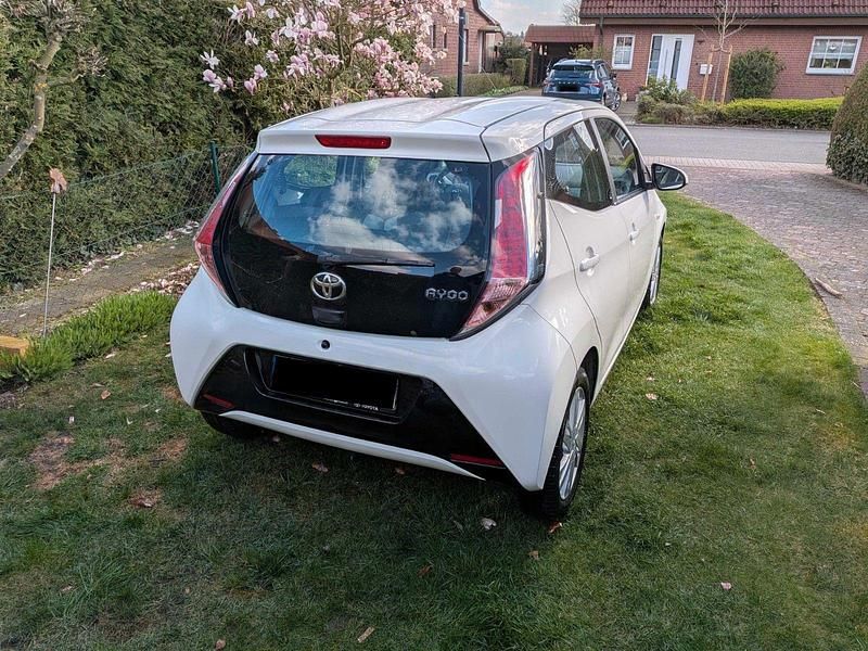 Gebraucht Toyota Aygo 69 PS (50 kW) 2014 Weiß Kleinwagen