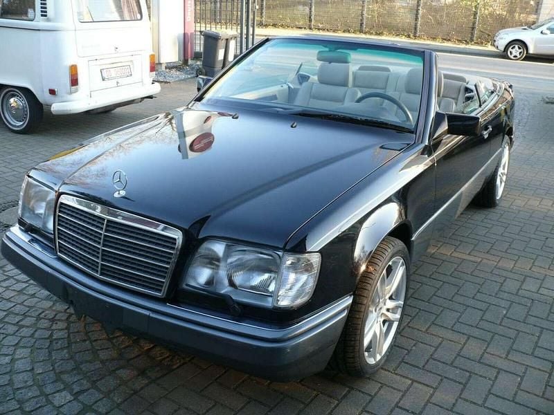 Gebraucht Mercedes E320 220 PS (161 kW) 1995 Glanzschwarz 040 Cabrio