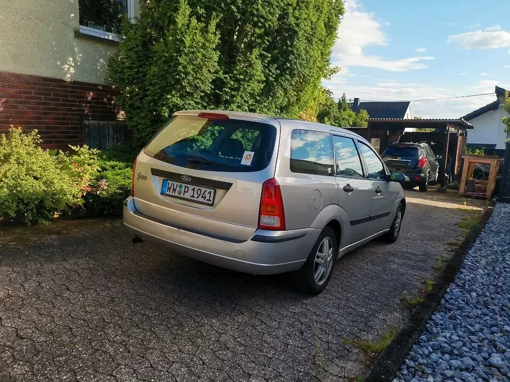 Gebraucht Ford Focus Ambiente 101 PS (74 kW) 2003 Silber Limousine