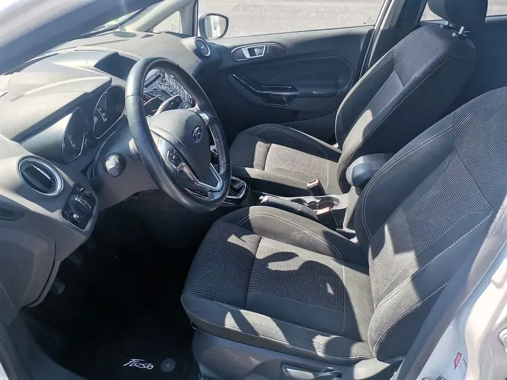 Gebraucht Ford Fiesta Titanium 101 PS (74 kW) 2016 Weiß Kleinwagen