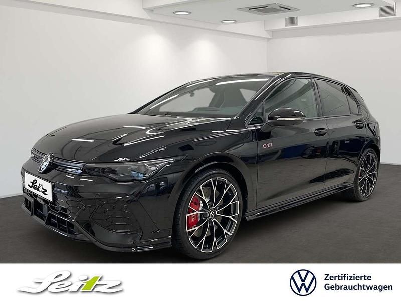 Grenadillschwarz metallic Gebraucht 2025 VW Golf VIII GTI Clubsport Limousine | 47.948 € - Bild 1/3