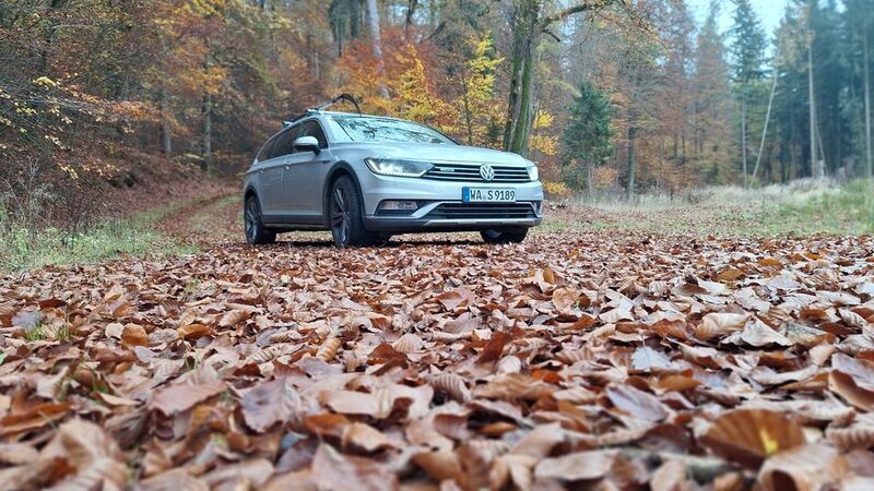 Silber Gebraucht 2015 VW Passat Alltrack Highline Kombi | 18.900 € - Bild 1/4