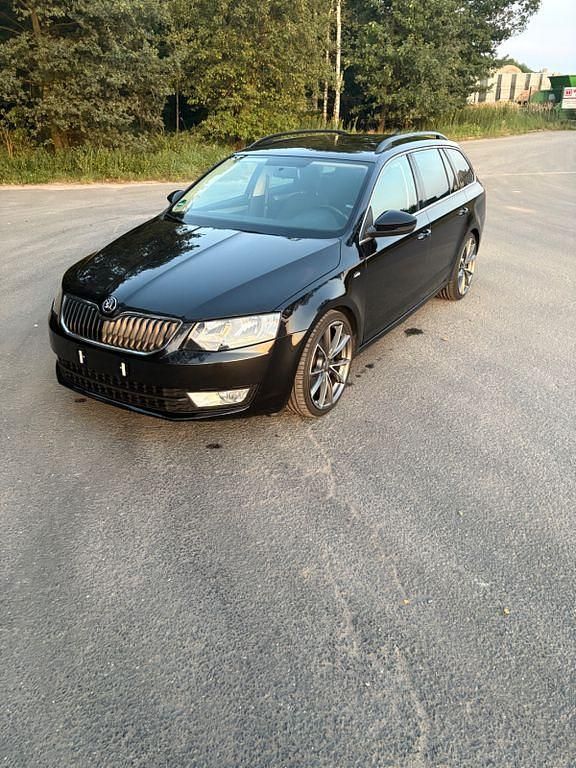 Schwarz Gebraucht 2015 Skoda Octavia Kombi | 9.100 € (Fairer Preis) - Bild 1/4