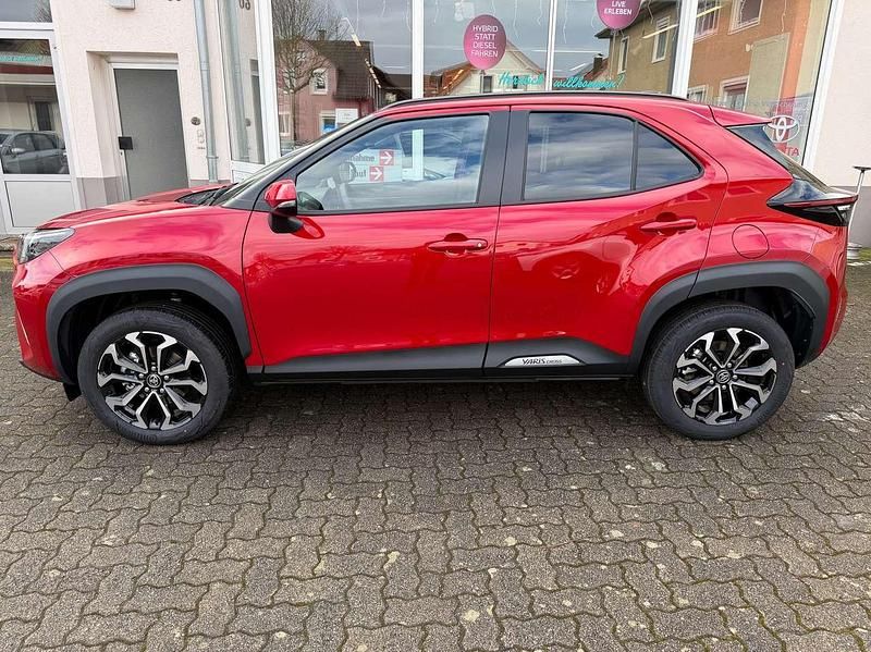 Neu Toyota Yaris Cross Style 131 PS (96 kW) 2026 Rot SUV