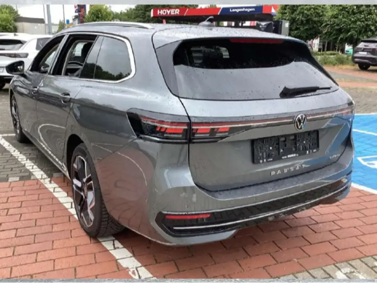 Gebraucht VW Passat Elegance 150 PS (110 kW) 2025 Diabasgrau metallic Kombi