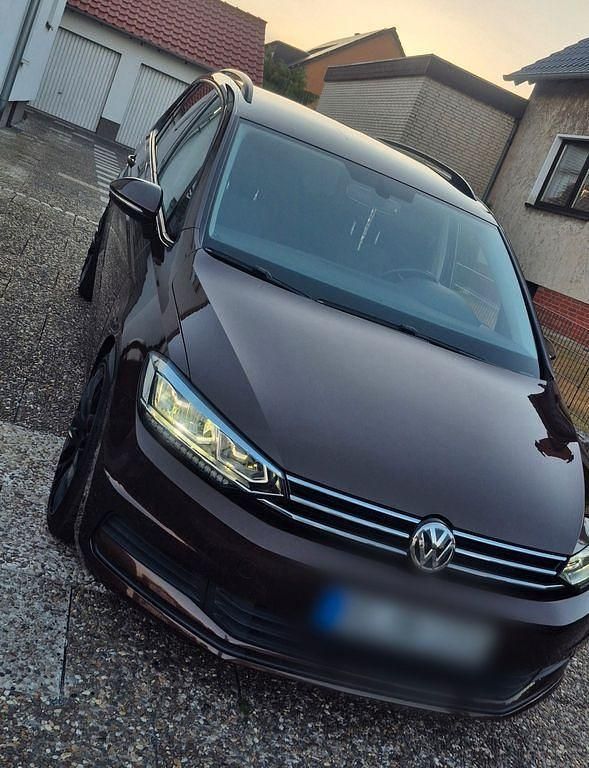 Braun Gebraucht 2016 VW Touran Comfortline Van / Kleinbus | 14.900 € (Fairer Preis) - Bild 1/4