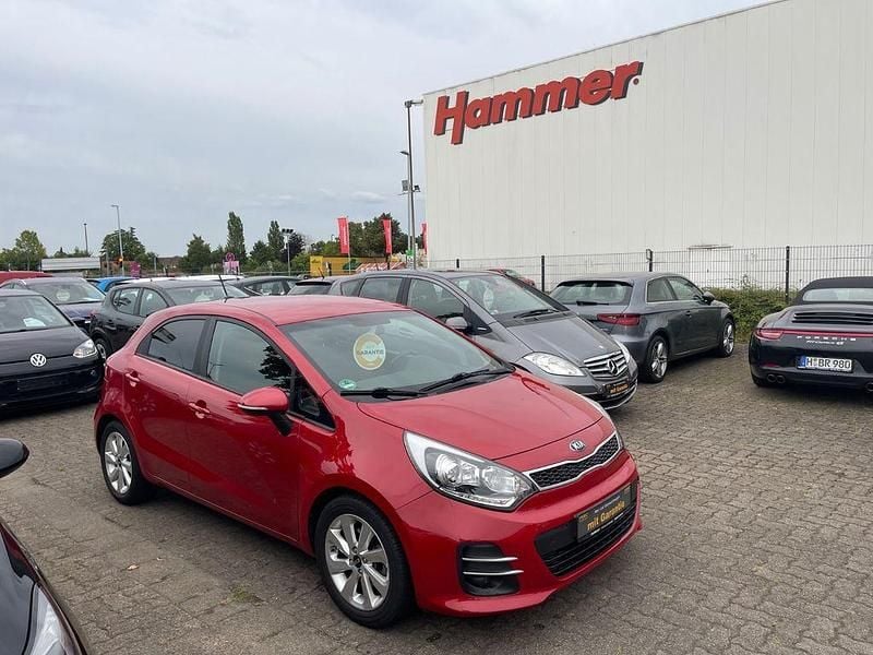 Rot Gebraucht 2016 Kia Rio Limousine | 10.990 € (Fairer Preis) - Bild 1/4