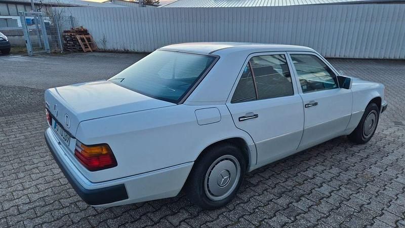 Gebraucht Mercedes E200 136 PS (100 kW) 1990 Weiß Limousine