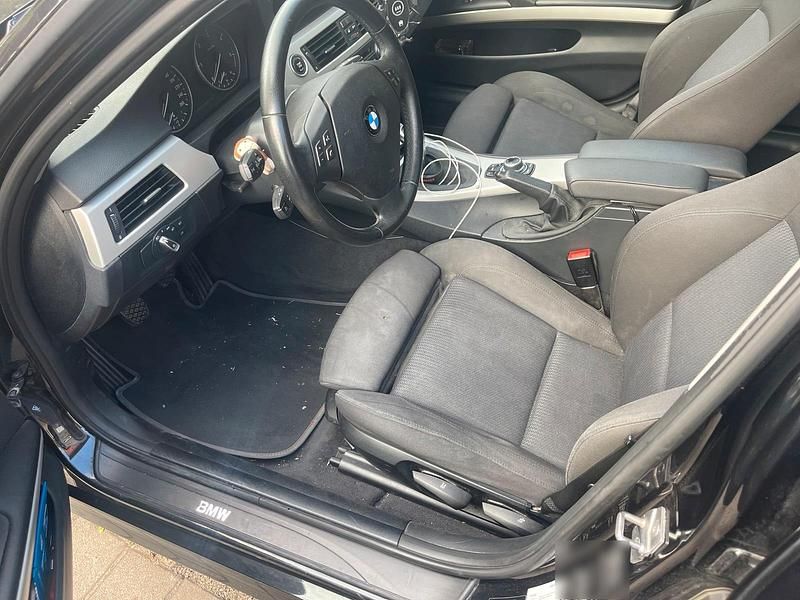 Gebraucht BMW 320 184 PS (135 kW) 2012 Schwarz Kombi