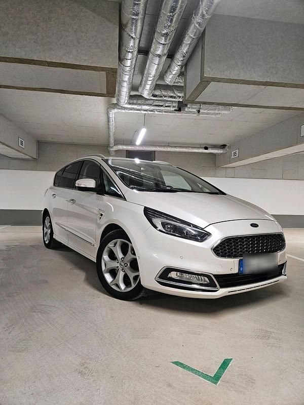 Weiß Gebraucht 2017 Ford S-MAX Vignale Van / Kleinbus | 14.999 € (Etwas zu teuer) - Bild 1/4