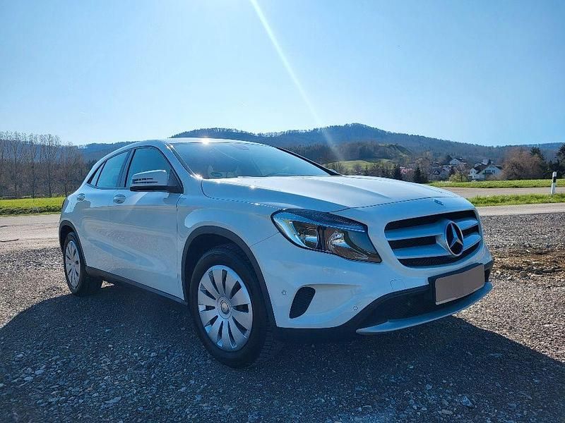 Gebraucht Mercedes GLA200 156 PS (114 kW) 2015 Calcite white  uni paint SUV