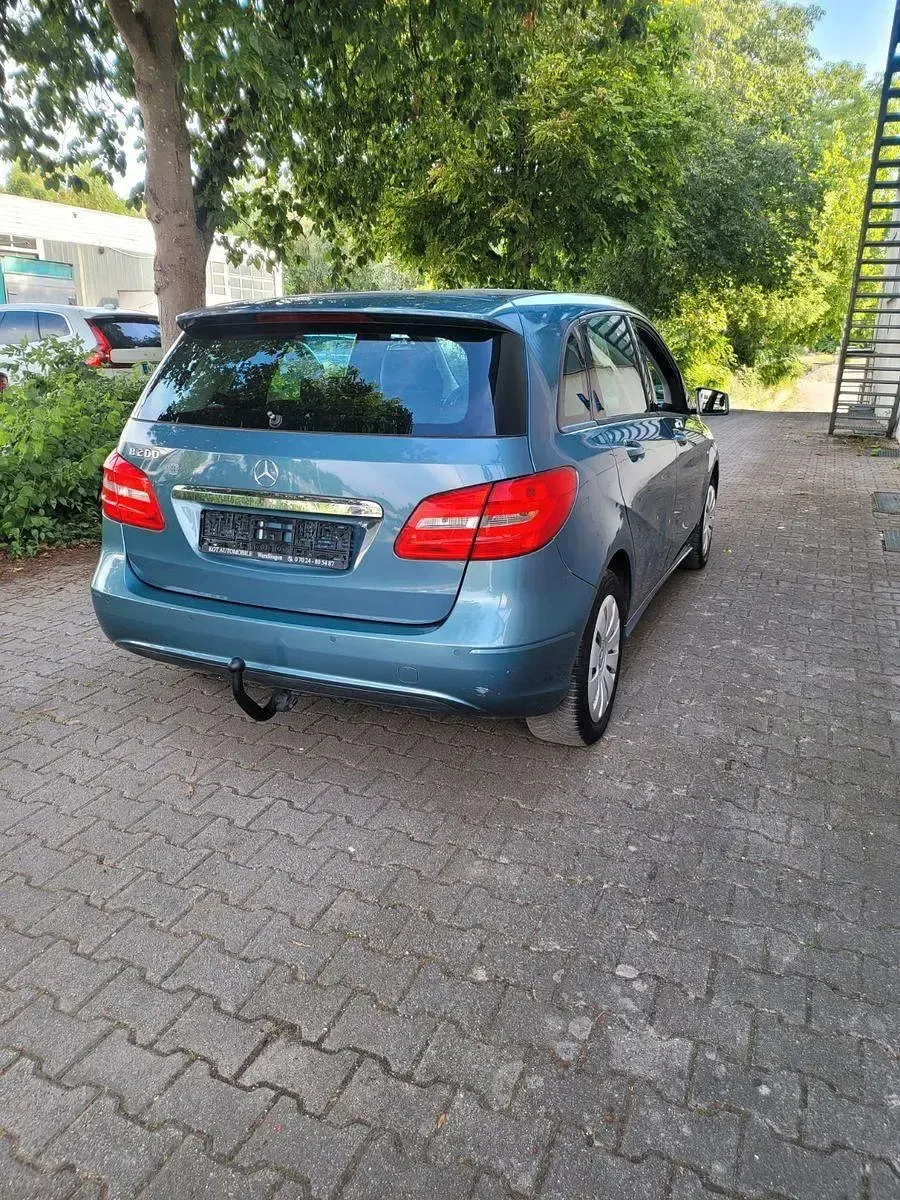 Gebraucht Mercedes B200 Edition 156 PS (114 kW) 2012 Blau Kleinwagen