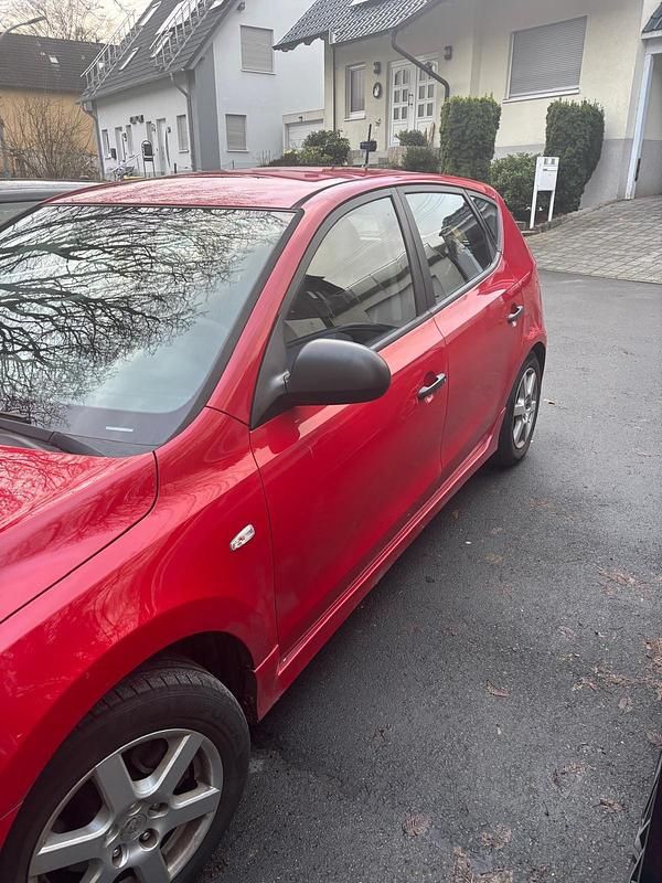 Gebraucht Hyundai i30 109 PS (80 kW) 2010 Rot Limousine