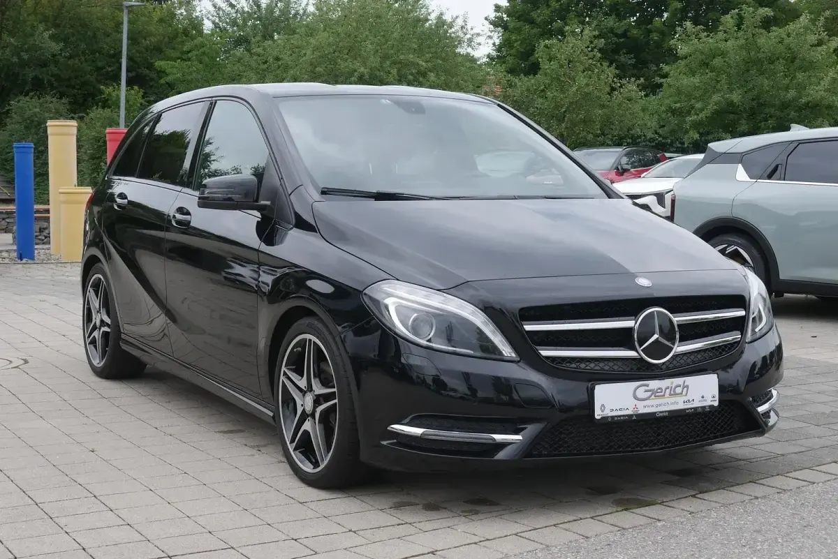 Gebraucht Mercedes B200 136 PS (100 kW) 2014 Kosmosschwarz  metalliclack Kleinwagen
