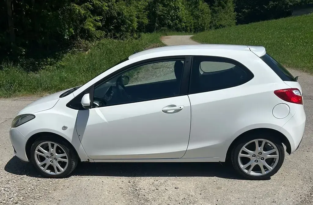 Gebraucht Mazda 2 Inclusive 75 PS (55 kW) 2008 Weiß Kleinwagen