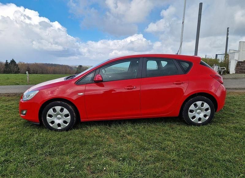Gebraucht Opel Astra Edition 87 PS (63 kW) 2012 Rot Limousine
