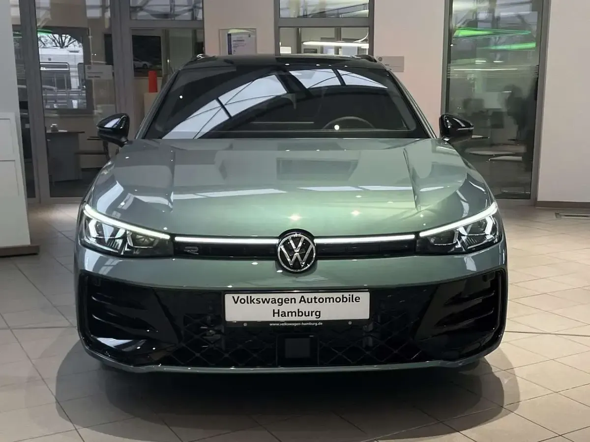 Gebraucht VW Passat R-line 193 PS (141 kW) 2026 Maripositgrün metallic grenadi Kombi