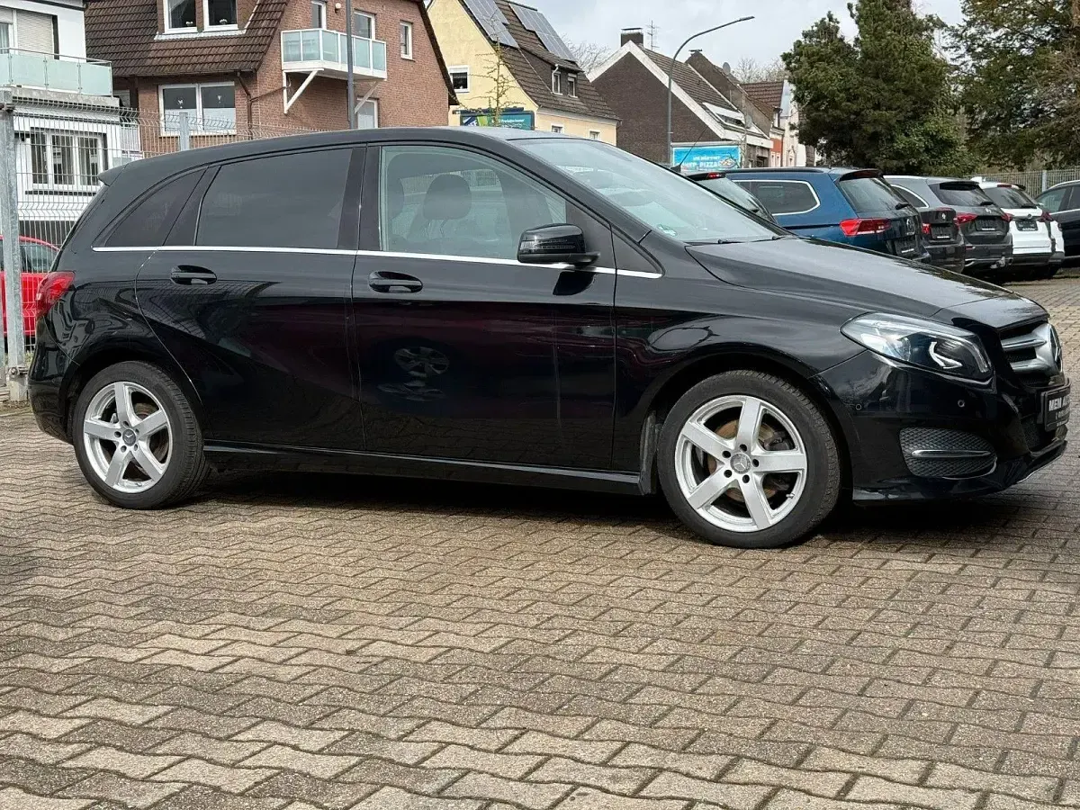Gebraucht Mercedes B200 Urban 136 PS (100 kW) 2015 Kosmosschwarz  metalliclack Kleinwagen