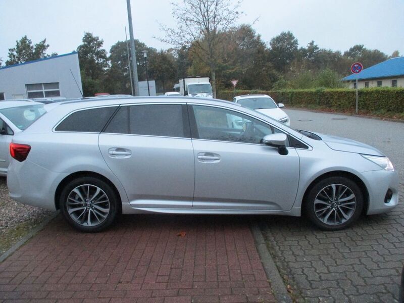 Gebraucht Toyota Avensis 111 PS (81 kW) 2016 Silber Limousine