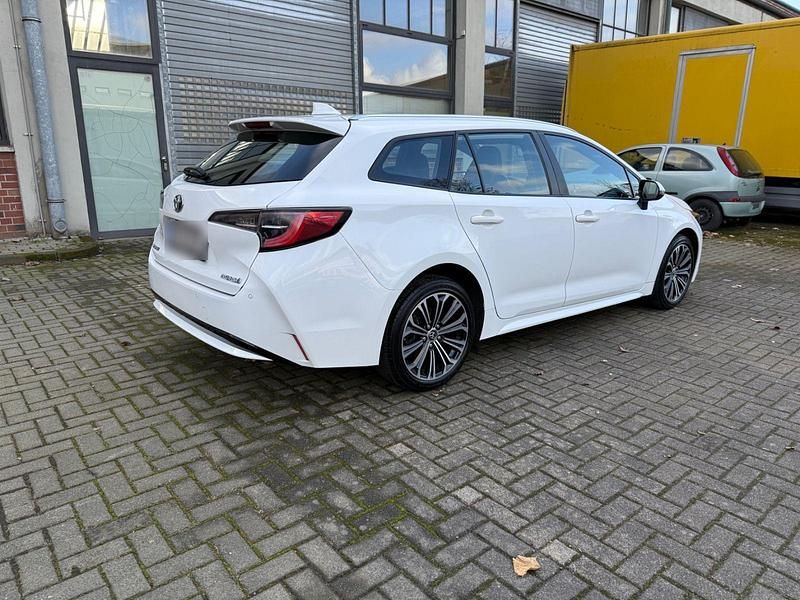 Używany Toyota Corolla 98 KM (72 kW) 2022 Biały Sedan/Limuzyna