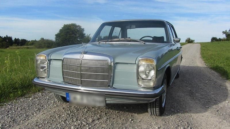 Blau Gebraucht 1971 Mercedes W115 Limousine | 14.750 € - Bild 1/4