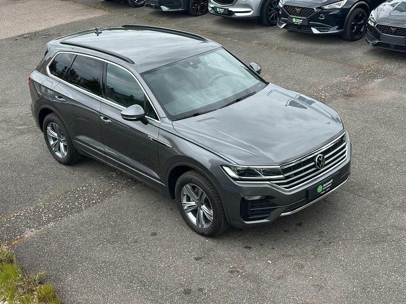 Siliziumgrau metallic Gebraucht 2021 VW Touareg R-line SUV | 38.900 € (Fairer Preis) - Bild 1/4