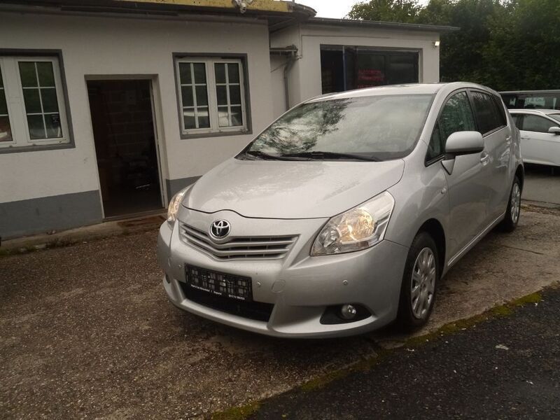 Silber Gebraucht 2012 Toyota Verso Life Van / Kleinbus | 7.990 € (Etwas zu teuer) - Bild 1/4