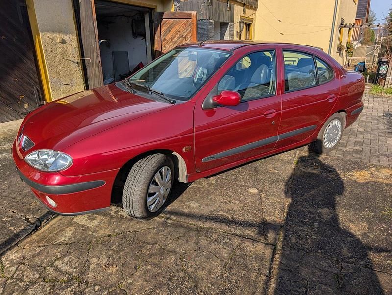 Rot Gebraucht 2002 Renault Mégane Limousine | 2.300 € (Fairer Preis) - Bild 1/4