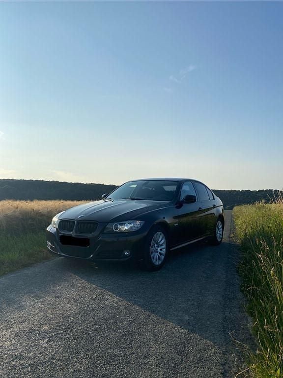 Schwarz Gebraucht 2009 BMW 320 Limousine | 9.200 € (Teuer) - Bild 1/4