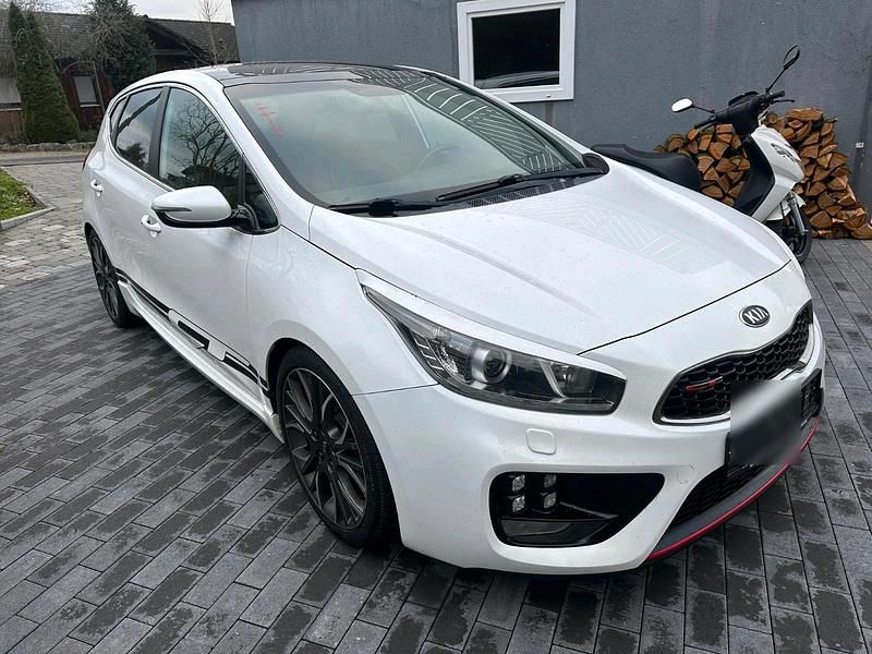 Weiß Gebraucht 2013 Kia Ceed GT Limousine | 6.900 € (Fairer Preis) - Bild 1/4