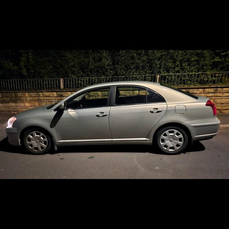Beige Gebraucht 2006 Toyota Avensis T2 Limousine | 2.500 € (Guter Preis) - Bild 1/4