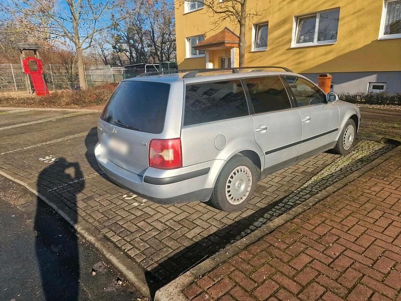 Grau Gebraucht 2005 VW Passat Kombi | 1.800 € (Etwas zu teuer) - Bild 1/4