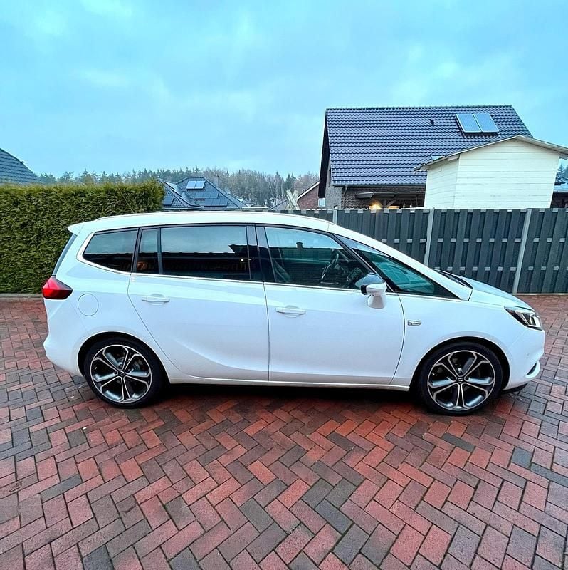 Weiß Gebraucht 2018 Opel Zafira Tourer Van / Kleinbus | 11.490 € (Guter Preis) - Bild 1/4