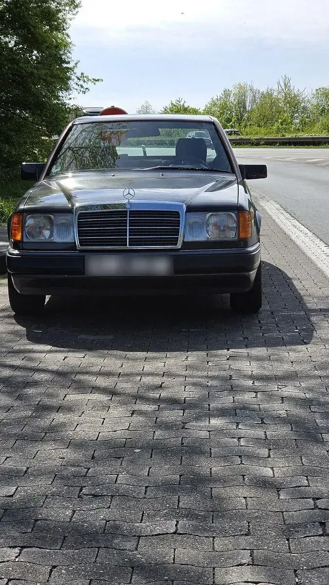Gebraucht Mercedes E260 160 PS (117 kW) 1992 Schwarz Limousine