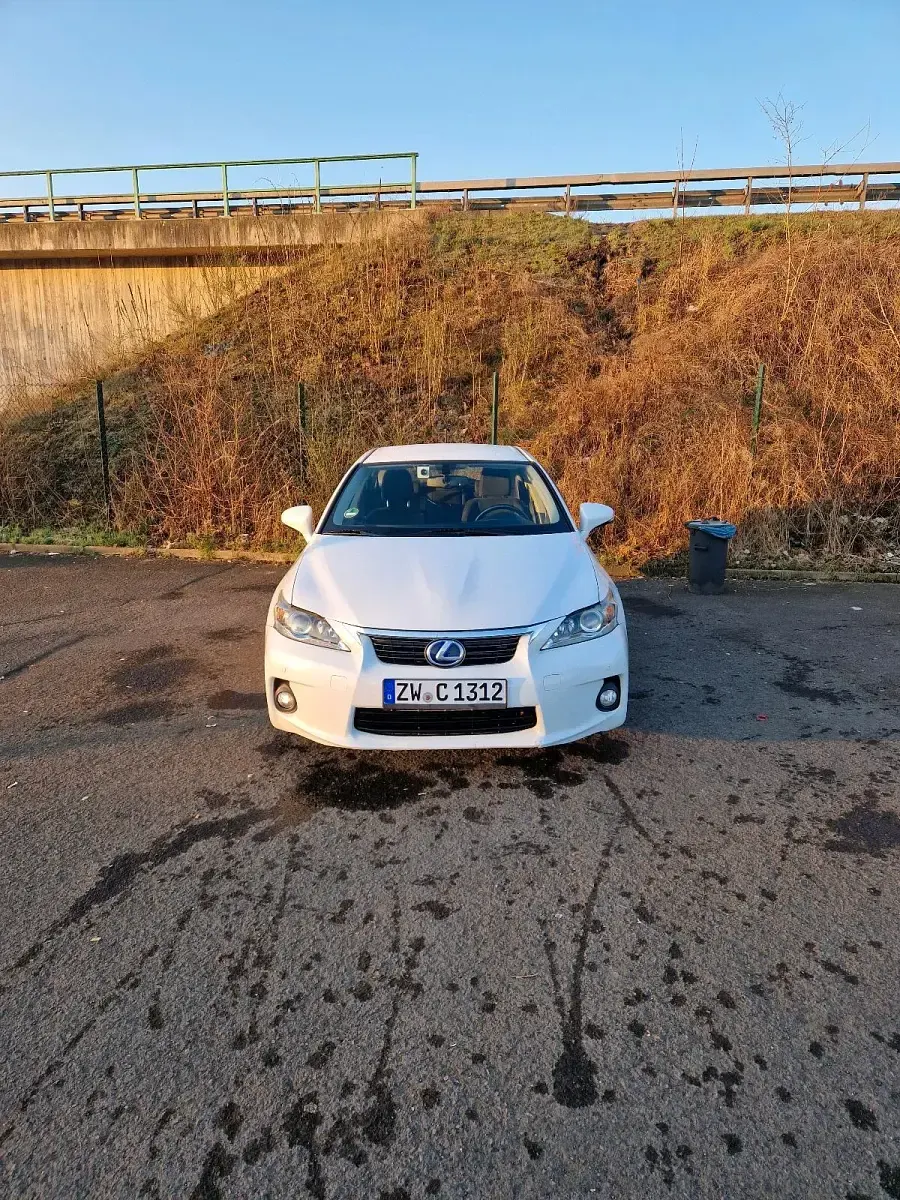Second-hand Lexus CT200h 136 CP (100 kW) 2011 Alb Hatchback