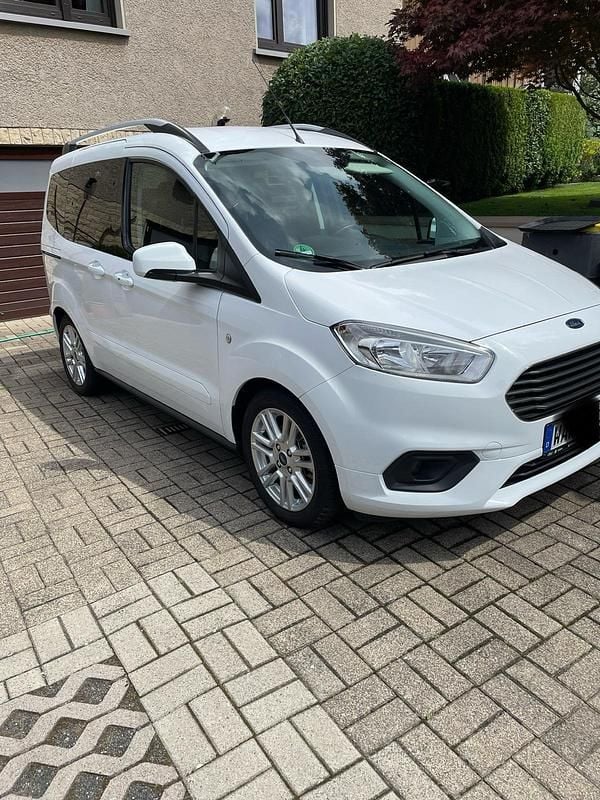 Weiß Gebraucht 2019 Ford Tourneo Courier Van / Kleinbus | 15.500 € (Fairer Preis) - Bild 1/4
