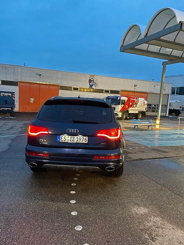 Blau Gebraucht 2015 Audi Q7 Comfort SUV | 19.000 € (Guter Preis) - Bild 1/4